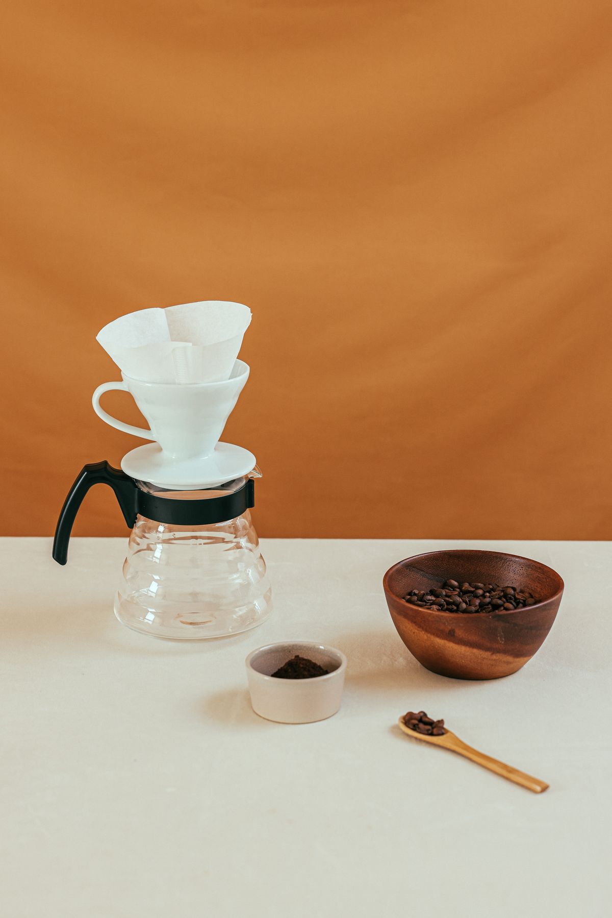 木製のコーヒーメジャースプーンとコーヒー豆のイメージ